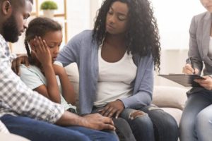 parents and child doing family therapy in Dallas 